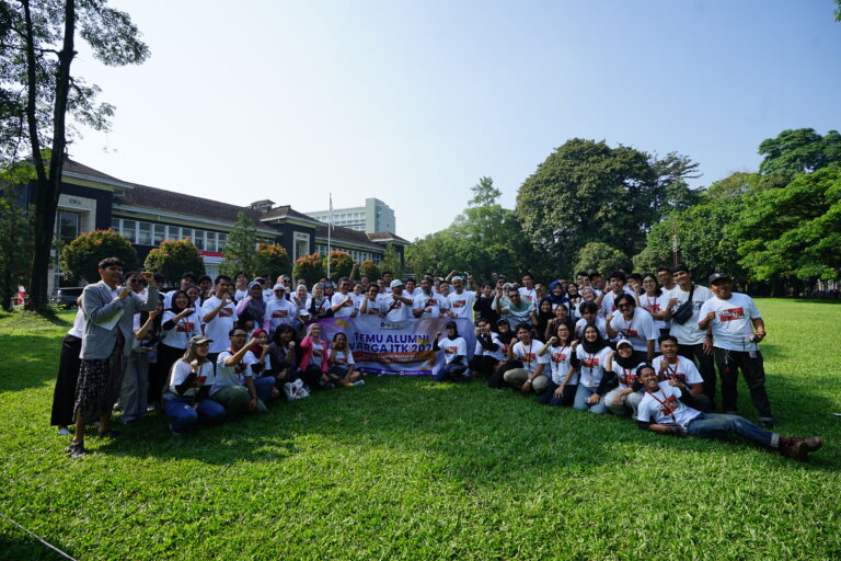Foto bersama alumni ITK di Taman Koleksi IPB Baranangsiang. Panitia dan alumni lintas angkatan bersatu dalam kebersamaan, penuh energi positif dan keceriaan.