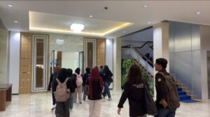 Mahasiswa Ilmu dan Teknologi Kelautan memasuki gedung Pushidrosal untuk kunjungan akademik