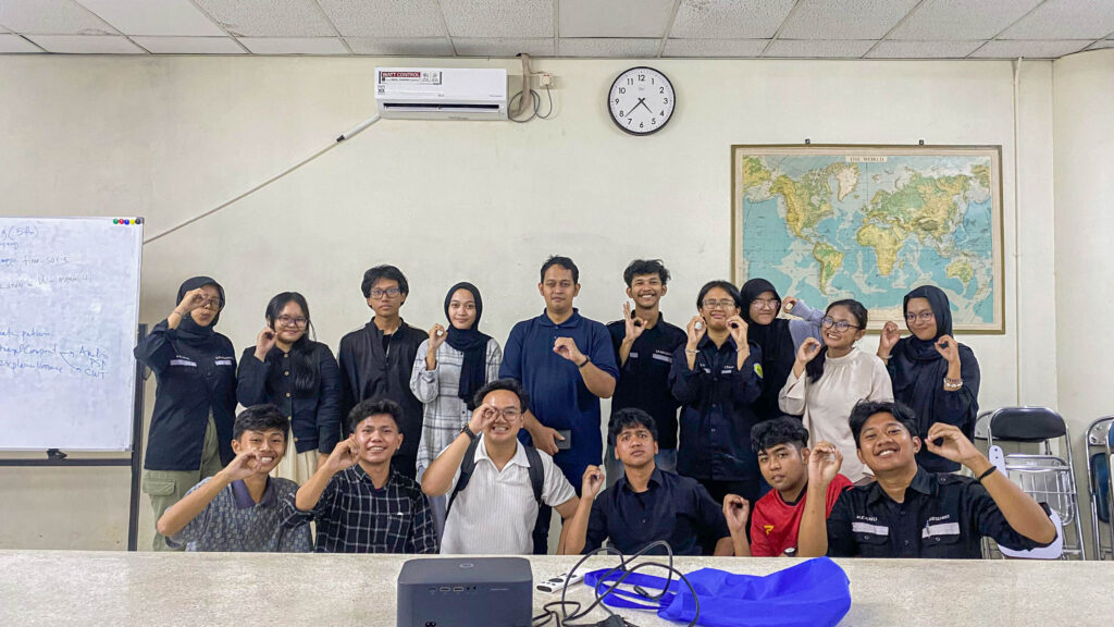 Peserta Pelatihan Surfer Oseanografi berfoto bersama seusai kegiatan kelas