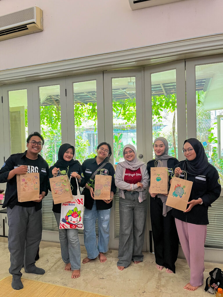 Anggota HIMITEKA memamerkan hasil dekorasi di Workshop Kokedama Hari Bumi 2025 Penjaga Laut Indonesia