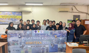Foto bersama peserta dan narasumber Pelatihan HIMITEKA 2025 memegang banner pelatihan di ruang kelas.