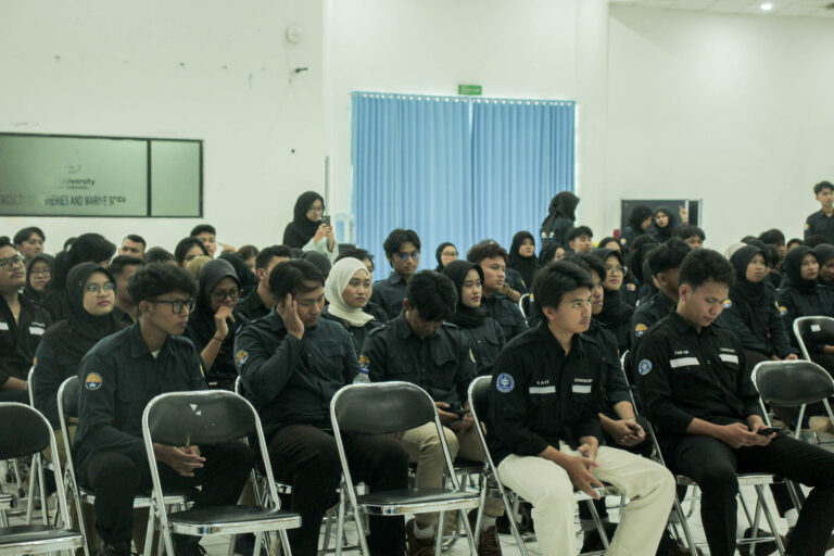 Peserta Studi Banding HIMITEKA IPB dan HIMAKEL Unsoed duduk menunggu sesi dimulai